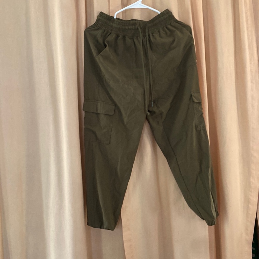 Breathable army green cargo pants.
